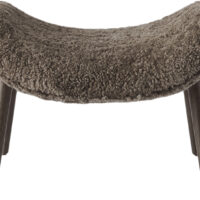 Vipp Lodge Footstool Dark Oak Curly col. 07 Str L: 60,5 x B: 50 x H 43,5 - Sid - Loungestole hos Magasin