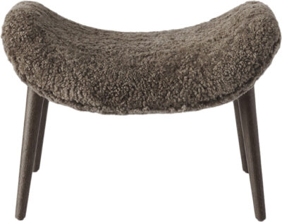 Vipp Lodge Footstool Dark Oak Curly col. 07 Str L: 60,5 x B: 50 x H 43,5 - Sid - Loungestole hos Magasin