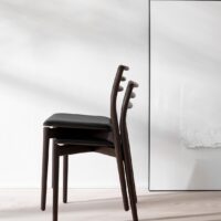 Vipp Vipp481 Cabin Chair, Dark oak W/black Leather Str B x D x H : 48.5 x 47 x 77 cm - Spisebordsstole hos Magasin