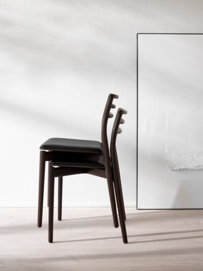 Vipp Vipp481 Cabin Chair, Dark oak W/black Leather Str B x D x H : 48.5 x 47 x 77 cm - Spisebordsstole hos Magasin